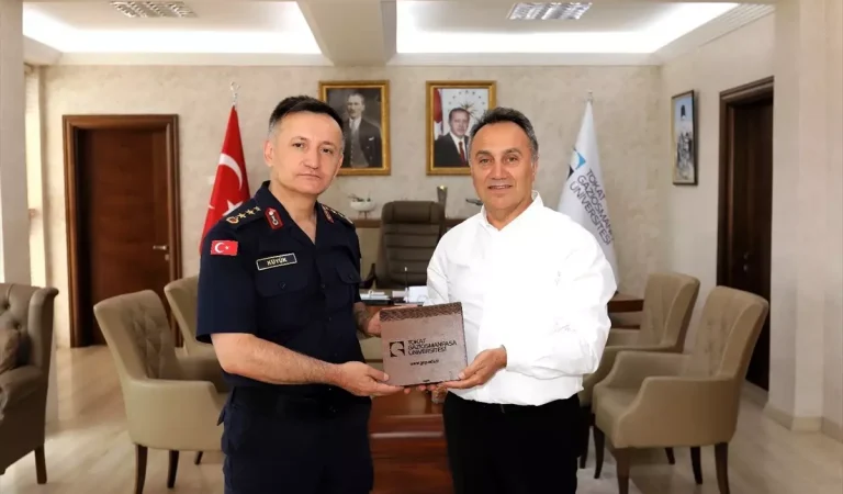 Kıdemli Albay Küyük'ten Rektör Yılmaz'a Veda Ziyareti Kıdemli Albay Küyük'ten Rektör Yılmaz'a Veda Ziyareti